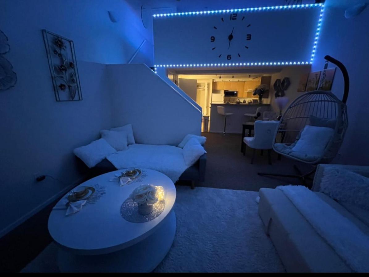 Cozy Downtown Condo Retreat With Space Needle View Seattle Exterior photo