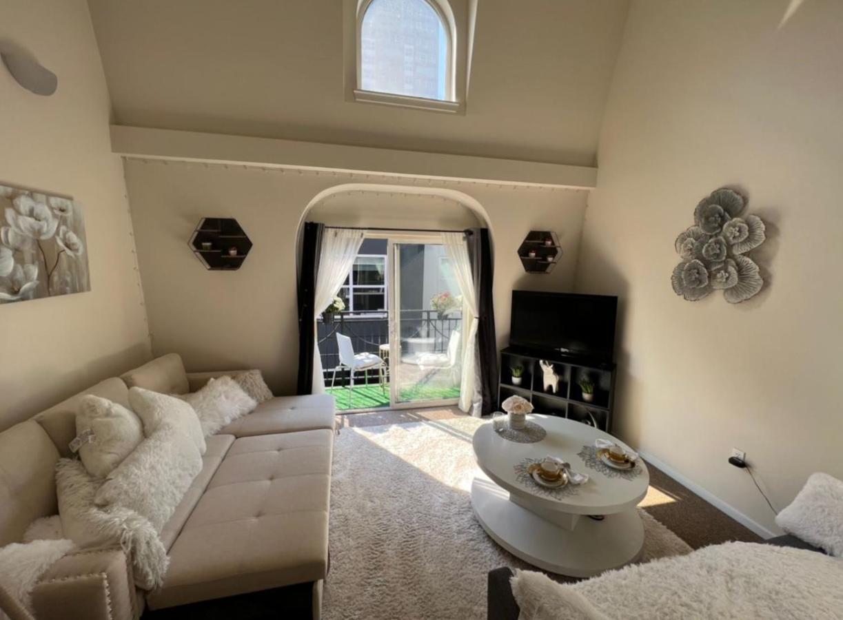 Cozy Downtown Condo Retreat With Space Needle View Seattle Exterior photo