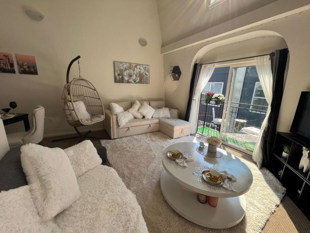 Cozy Downtown Condo Retreat With Space Needle View Seattle Exterior photo